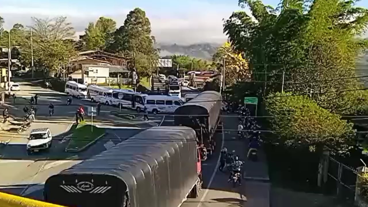 Según reportes en redes sociales, así se encuentra la vía Panamericana a la altura de Cajibío.