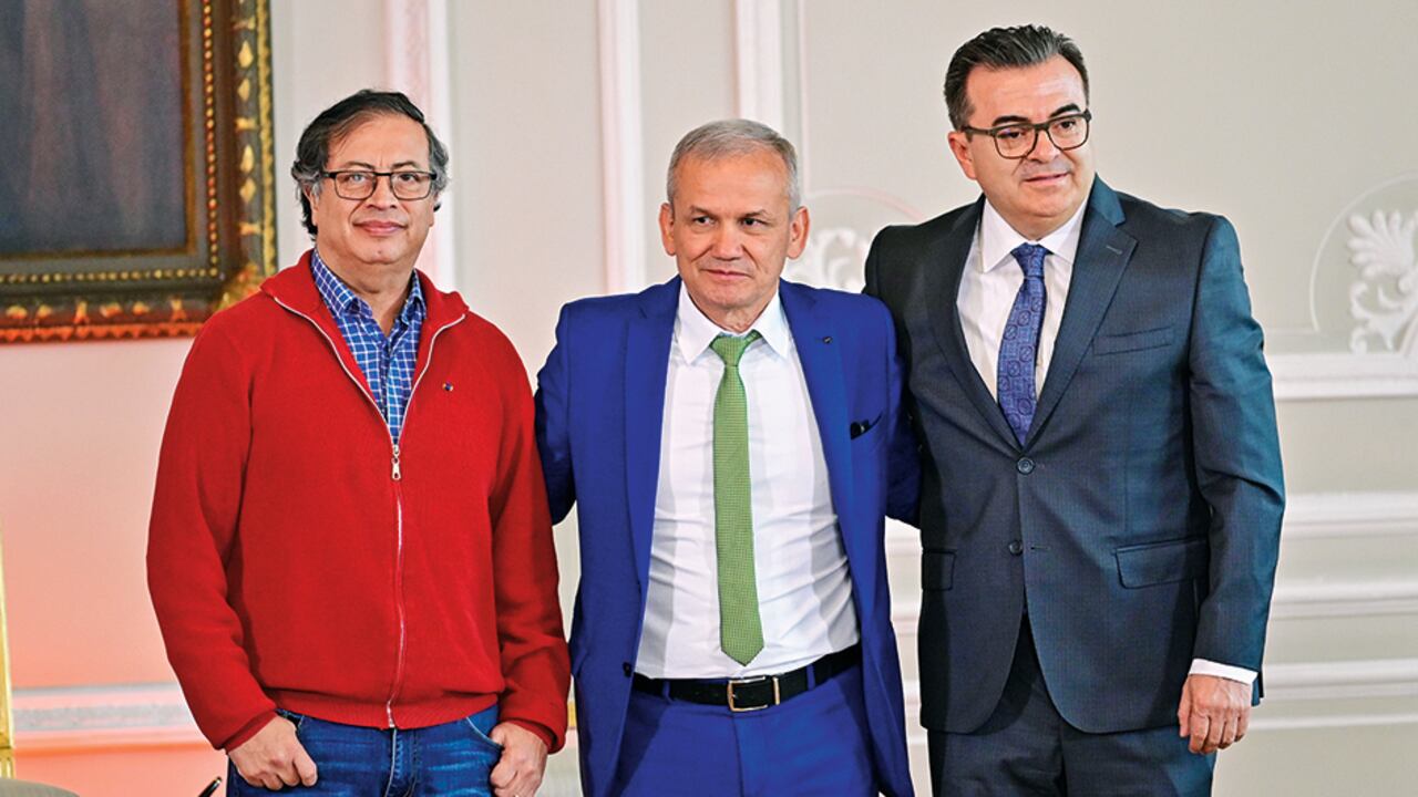 Aunque Carlos Ramón González ha tratado de desmarcarse de López, aparecen juntos en esta foto de la posesión de López como director de la UNGRD.