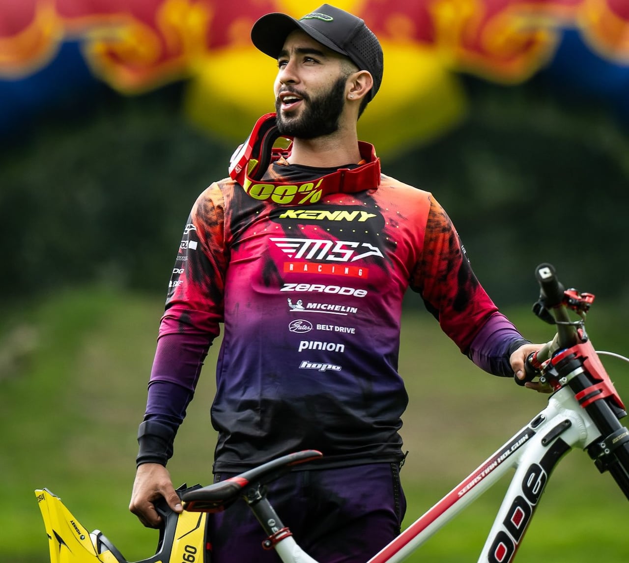El deportista Sebastián Holguín Villa celebra su victoria tras una destacada participación en competencia internacional, dejando por alto al municipio de Santander de Quilichao, Cauca.