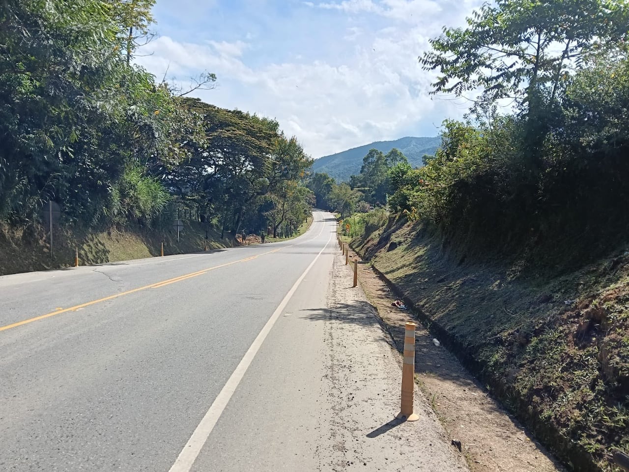 Autoridades advierten sobre el incremento de ataques con explosivos en el Cauca y el Valle del Cauca en medio de la ofensiva de grupos armados ilegales.