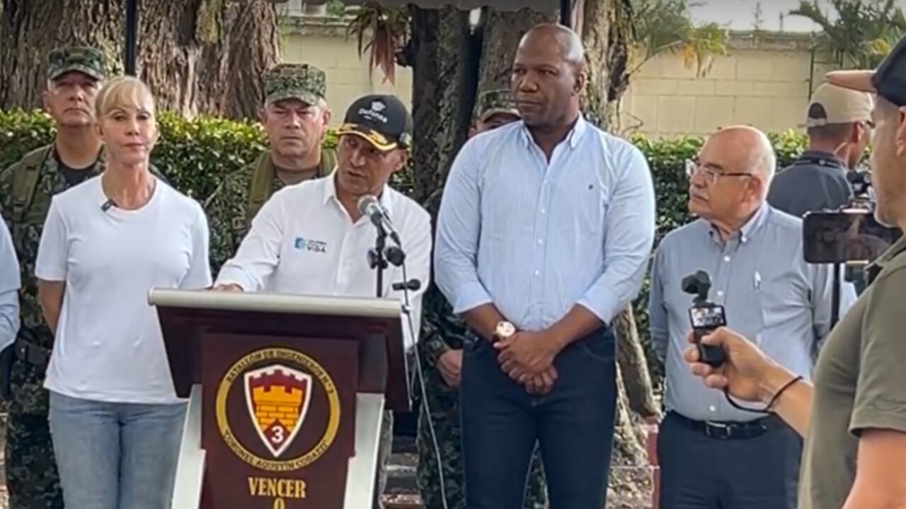 El Ministro de Defensa, Pedro Sábchez (centro) lideró la reunión.