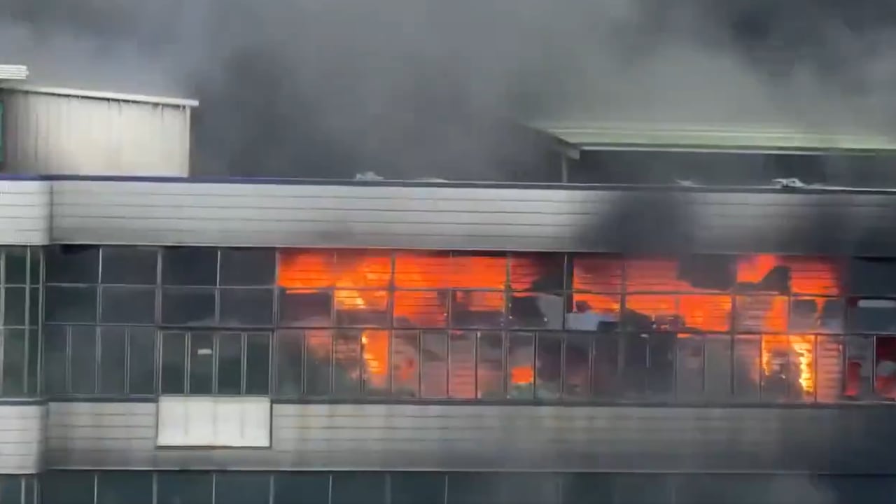 Incendio en una planta de la empresa Fujian Huiteng Shoes, en la ciudad de Jinjiang, China.