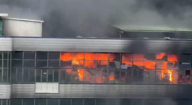 Incendio en una planta de la empresa Fujian Huiteng Shoes, en la ciudad de Jinjiang, China.