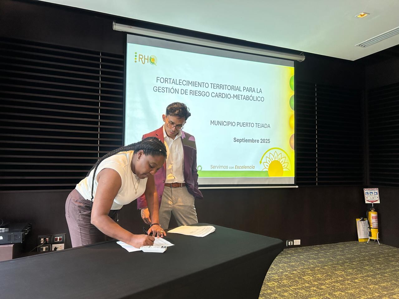 Adela Mesú Pontón, gerente la E.S.E Norte de Puerto Tejada y Carlos De La Riva, gerente general de Eli Lilly durante la firma del convenio que da inicio al modelo de atención y prevención de enfermedades crónicas en el municipio.