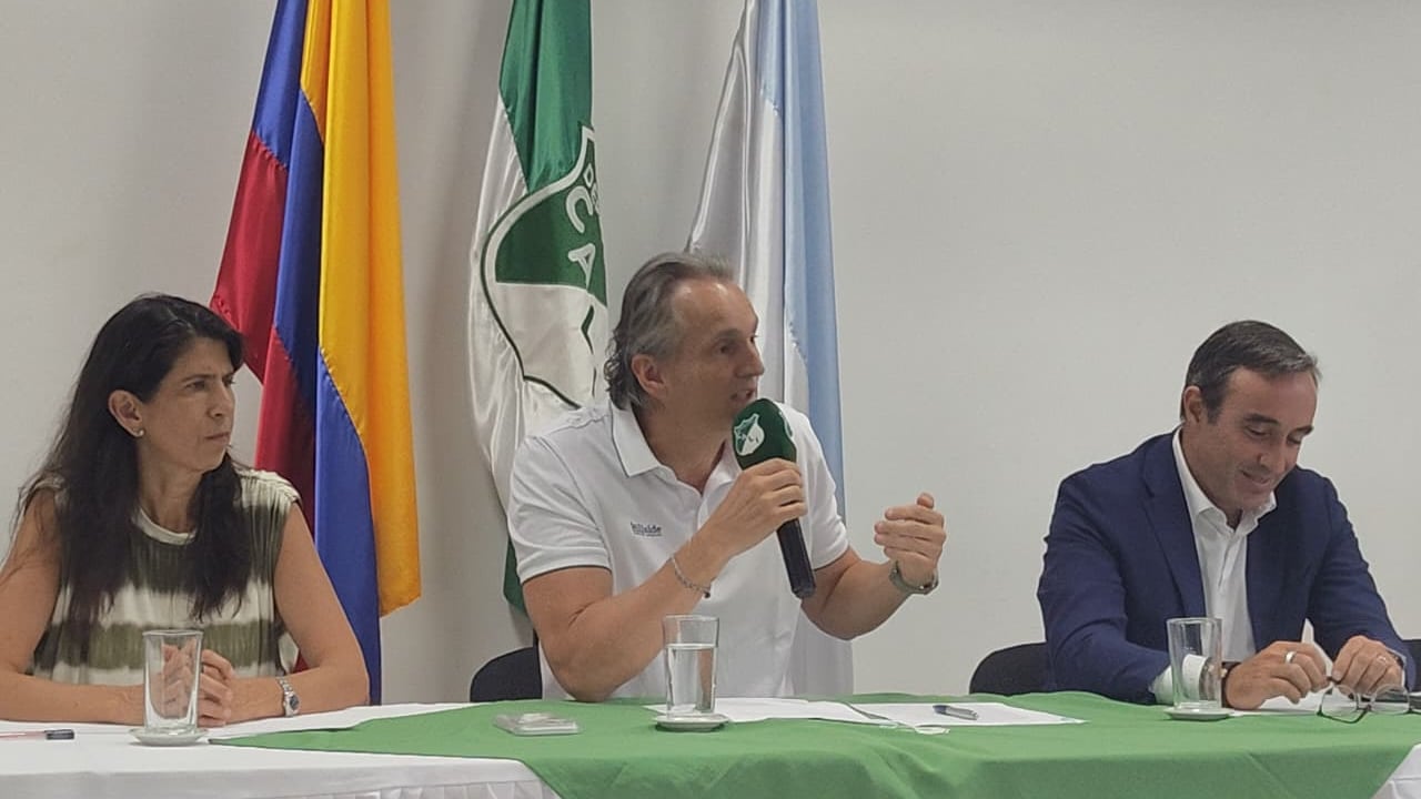 Presentación de Joaquín Losada Fina (centro), nuevo presidente del Deportivo Cali.