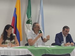 Presentación de Joaquín Losada Fina (centro), nuevo presidente del Deportivo Cali.