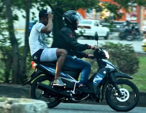 En estas fotos captadas en el Oriente de Cali, este viernes, se puede ver como infringen la prohibición de parrillero hombre y el casco obligatorio.