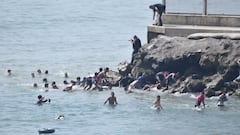Las autoridades españolas reforzaron la atención en Ceuta tras el ingreso masivo de migrantes desde Marruecos, mientras los centros de acogida superaron su capacidad y continúa el procesamiento de los recién llegados.