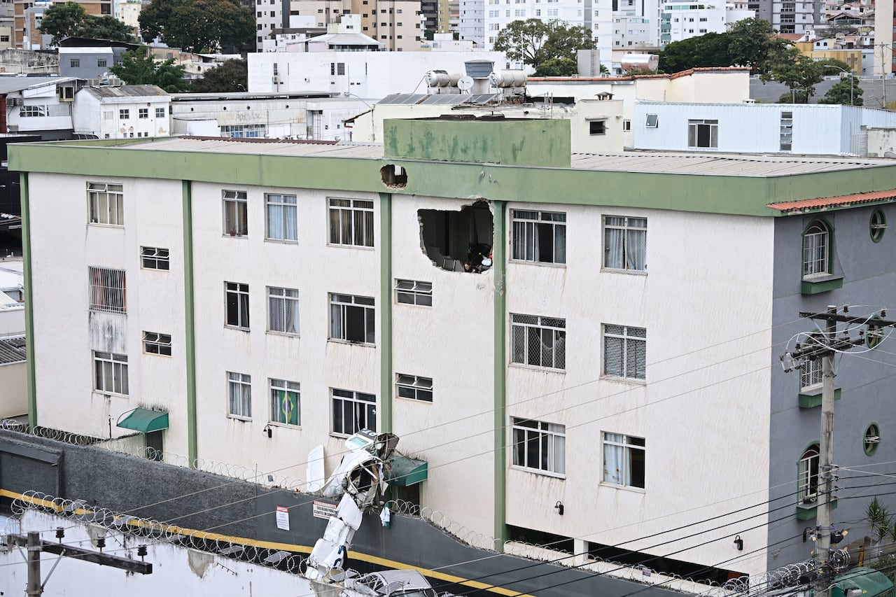En la imagen se aprecian los restos de una avioneta tras estrellarse contra un edificio en el centro de Belo Horizonte, estado de Minas Gerais, Brasil, el 4 de mayo de 2026. La avioneta se estrelló contra la fachada de un edificio en la ciudad de Belo Horizonte, al sureste del país, causando la muerte del piloto y el copiloto, según informaron los bomberos.