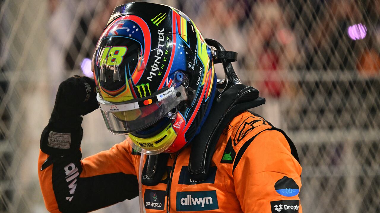 El piloto australiano de McLaren, Oscar Piastri, hace un gesto en el parque cerrado mientras celebra su victoria en el Gran Premio de Fórmula Uno de Arabia Saudita de 2025.