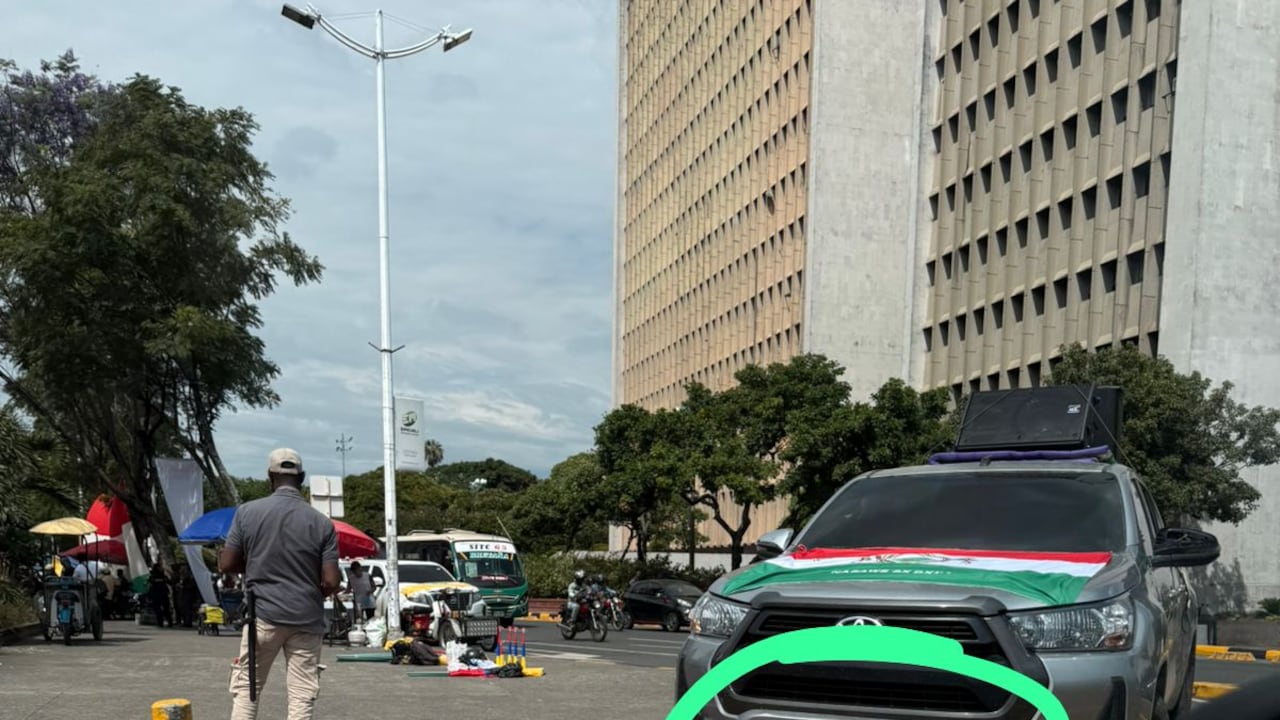 Algunos vehículos tenían sus placas tapadas.