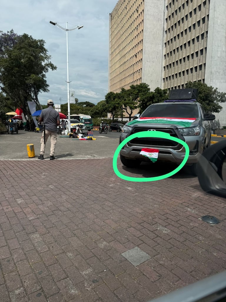 Algunos vehículos tenían sus placas tapadas.