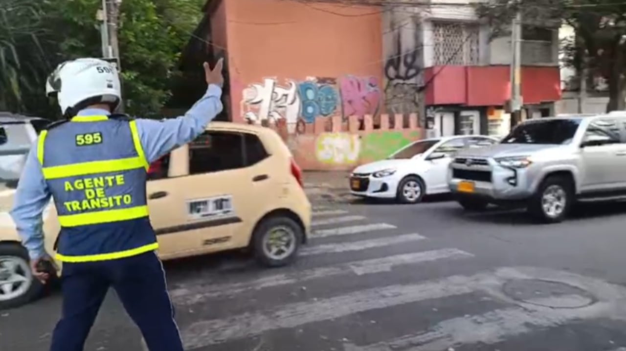 Agentes de tránsito implementan el cierre preventivo en la Avenida 8 Norte con Calle 15 para facilitar el paso de maquinaria pesada.