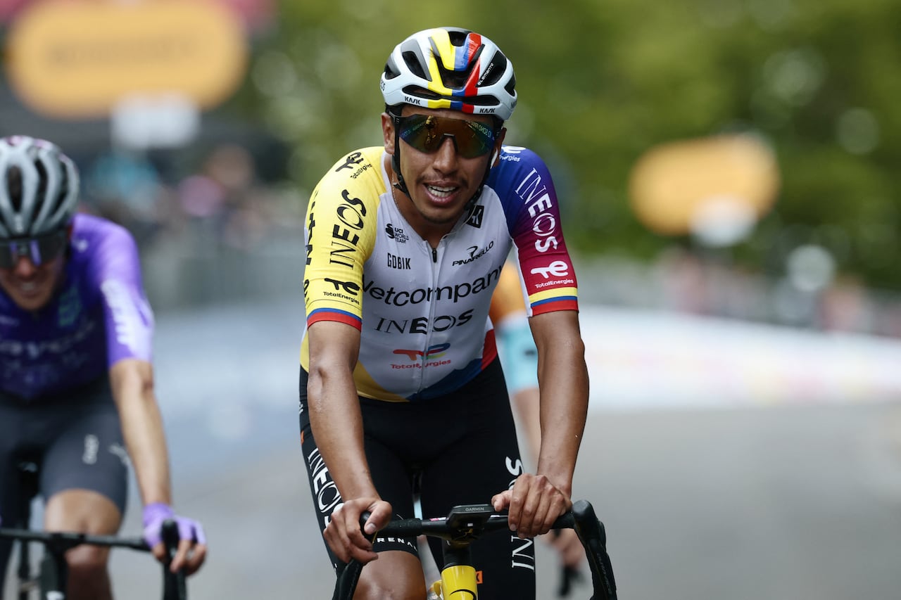 El ciclista colombiano Egan Bernal, del equipo INEOS Grenadiers, finaliza la novena etapa del Giro de Italia 2026, que discurre entre Cervia y Corno alle Scale, cerca de Doganaccia, en el centro de Italia, el 17 de mayo de 2026. (Foto de Luca Bettini / AFP)