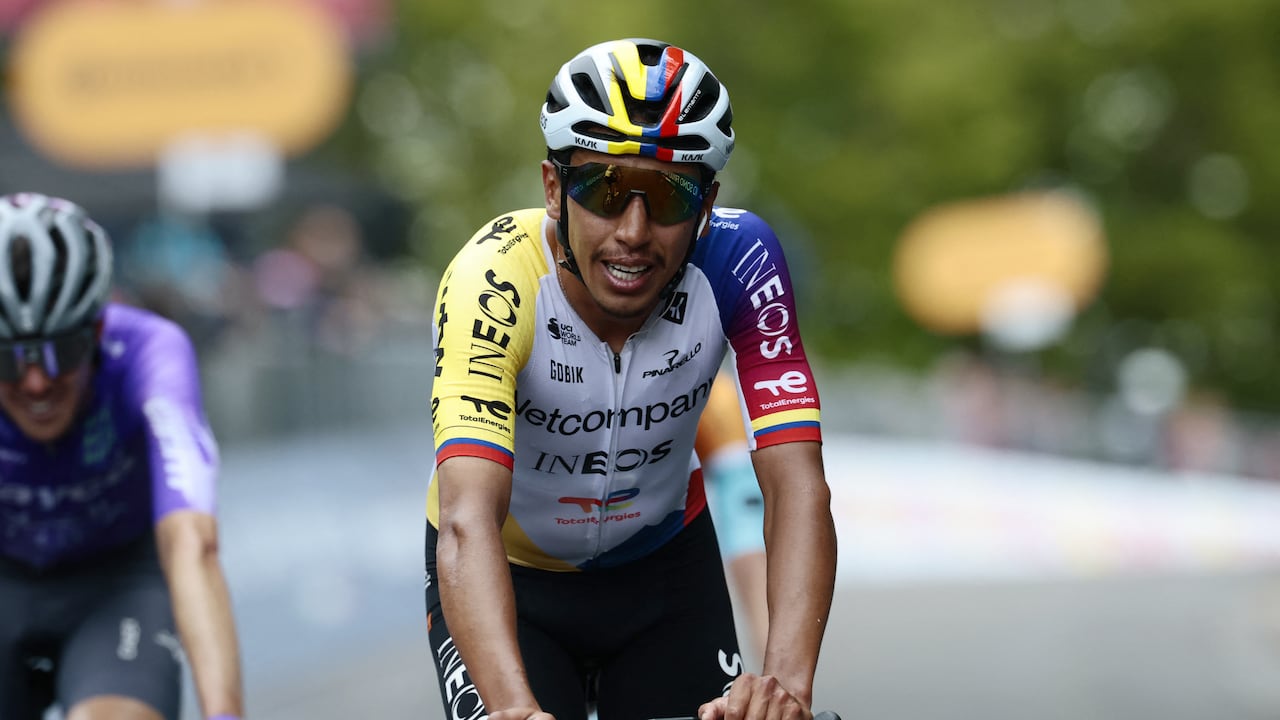 El ciclista colombiano Egan Bernal, del equipo INEOS Grenadiers, finaliza la novena etapa del Giro de Italia 2026, que discurre entre Cervia y Corno alle Scale, cerca de Doganaccia, en el centro de Italia, el 17 de mayo de 2026. (Foto de Luca Bettini / AFP)