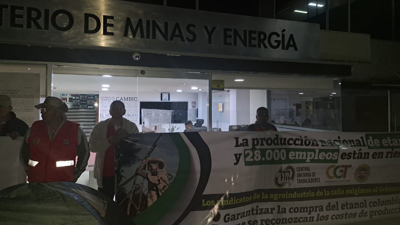 A esta hora más de 200 personas se toman la sede del Ministerio de Minas. Integrantes de la CGT, CTC y CUT exigen garantías al Gobierno para el sector del etanol y biodiesel de producción nacional..