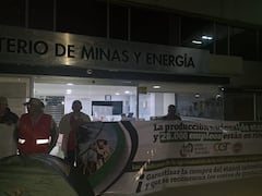A esta hora más de 200 personas se toman la sede del Ministerio de Minas. Integrantes de la CGT, CTC y CUT exigen garantías al Gobierno para el sector del etanol y biodiesel de producción nacional..