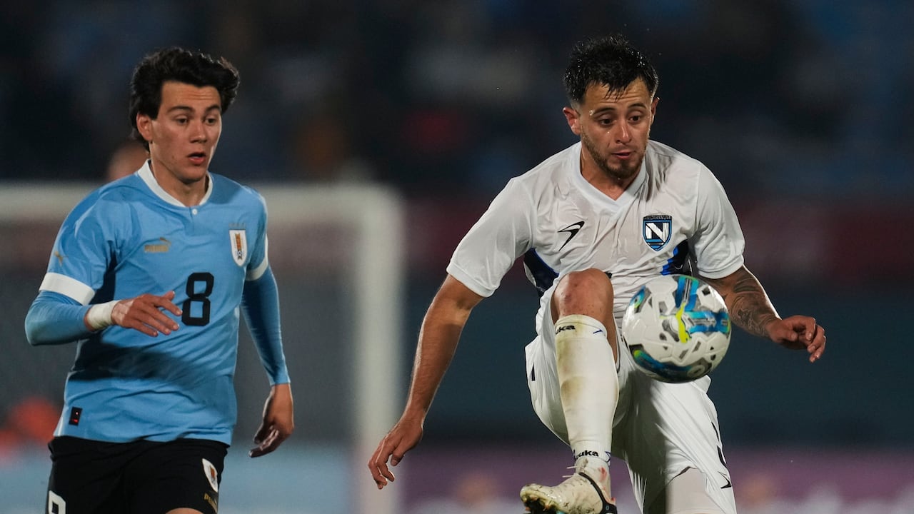 Facundo Pellistri de Uruguay, a la izquierda, lucha por el balón con Oscar Acevedo de Nicaragua durante un partido amistoso de fútbol en Montevideo, Uruguay, el miércoles 14 de junio de 2023. (Foto AP/Matilde Campodonico)