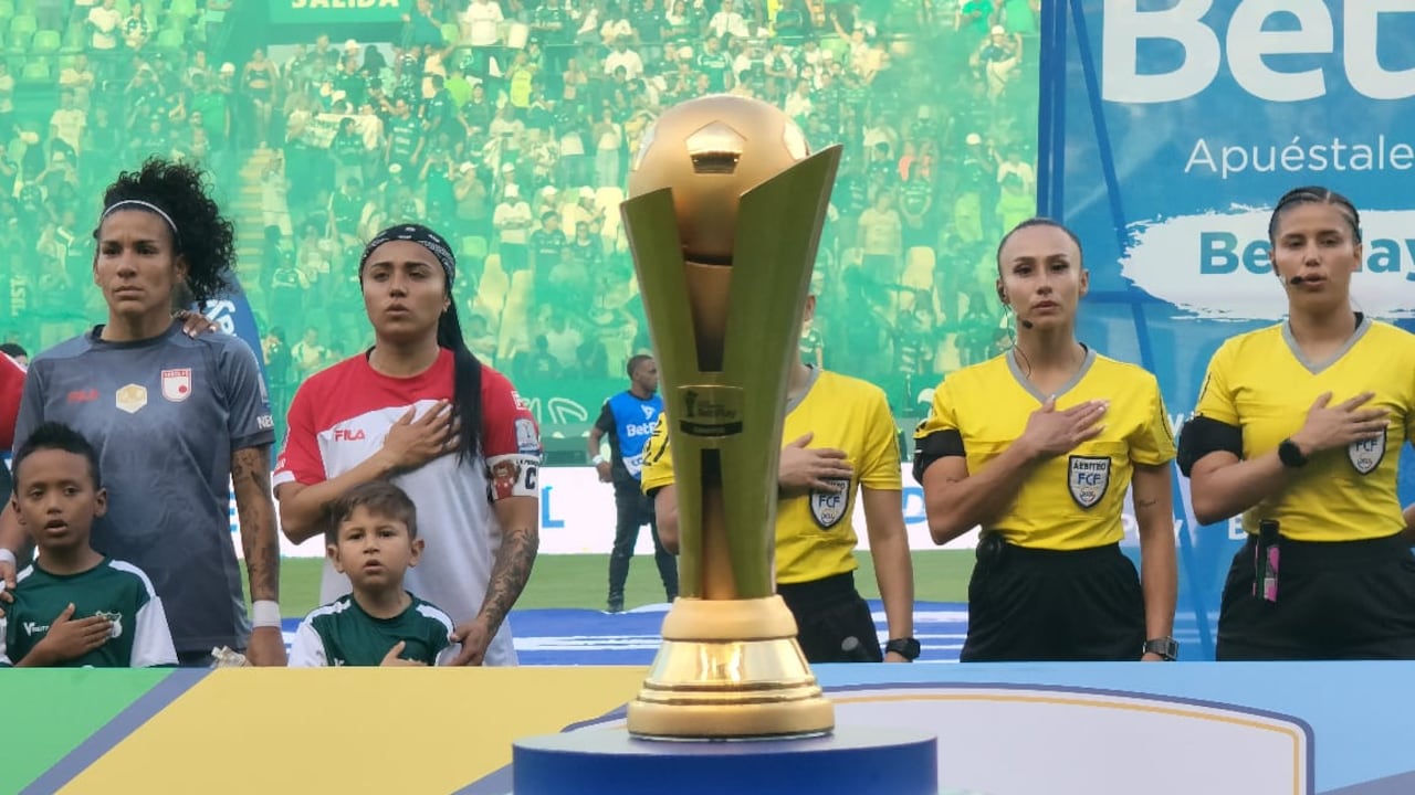 Trofeo de la Liga Femenina en el juego de vuelta entre Deportivo Cali e Independiente Santa Fe.