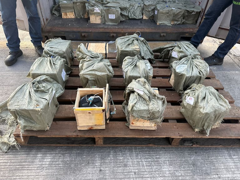 Golpe histórico al comercio ilegal de
mercurio líquido: La Policía Nacional
incauta 1,3 toneladas de mercurio en
el puerto de Cartagena