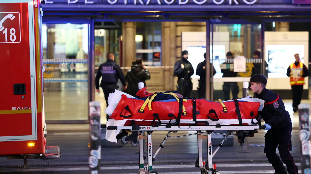 Autoridades de socorro se hicieron presentes en el lugar del accidente en Estrasburgo, Francia.