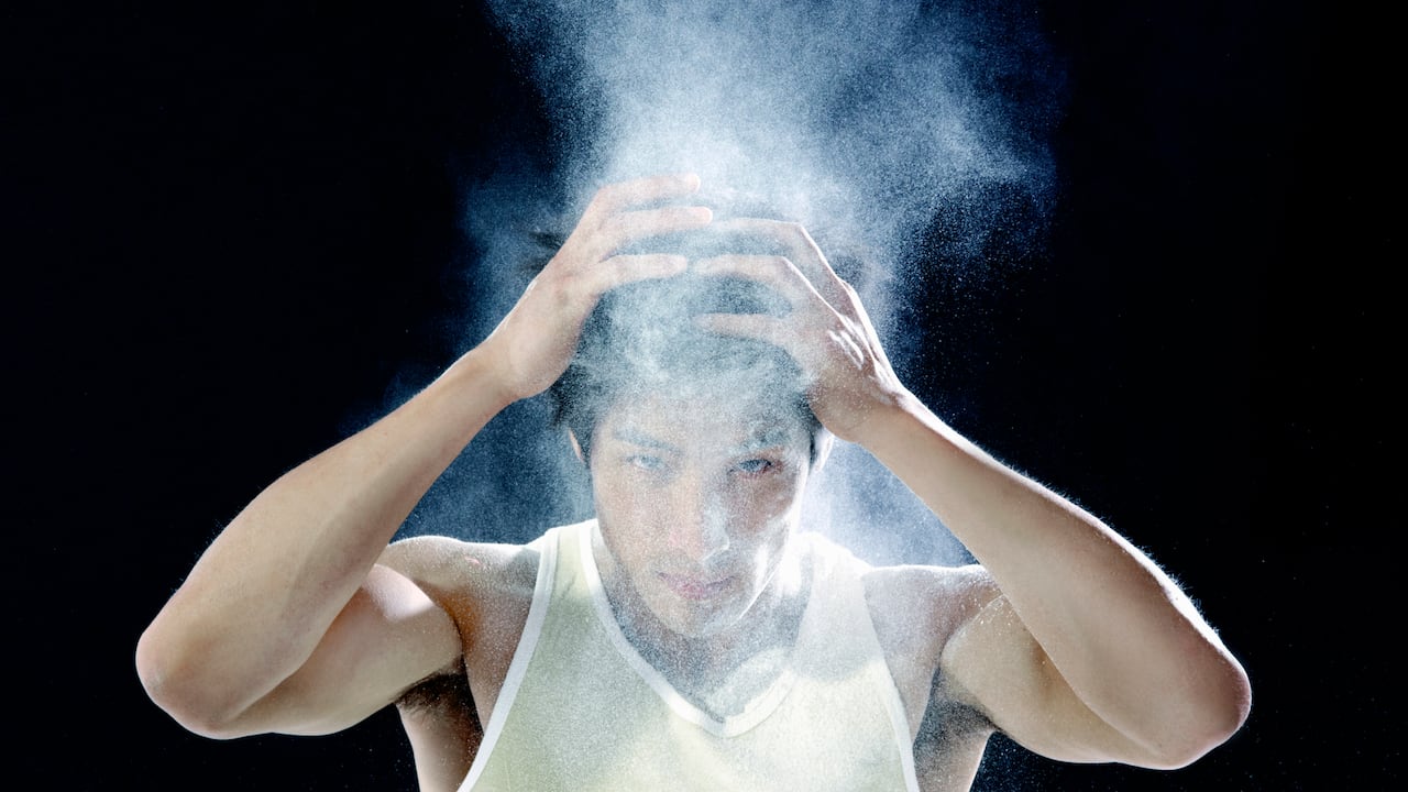 Pon fin a la caspa con estos efectivos remedios naturales para el cabello.