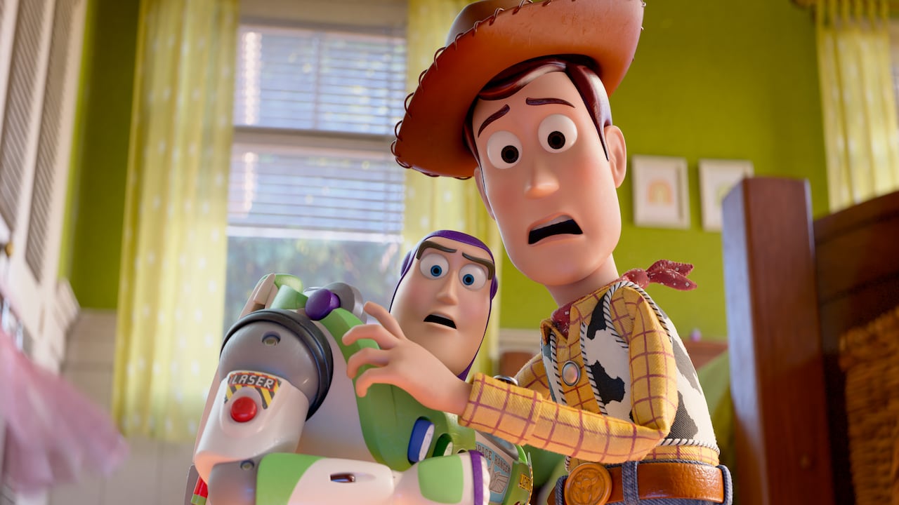(De izquierda a derecha): Buzz Lightyear (con la voz de Tim Allen) y Woody (con la voz de Tom Hanks) en TOY STORY 5 de Disney y Pixar. Foto cortesía de Disney/Pixar. © 2025 Disney/Pixar. Reservados todos los derechos.