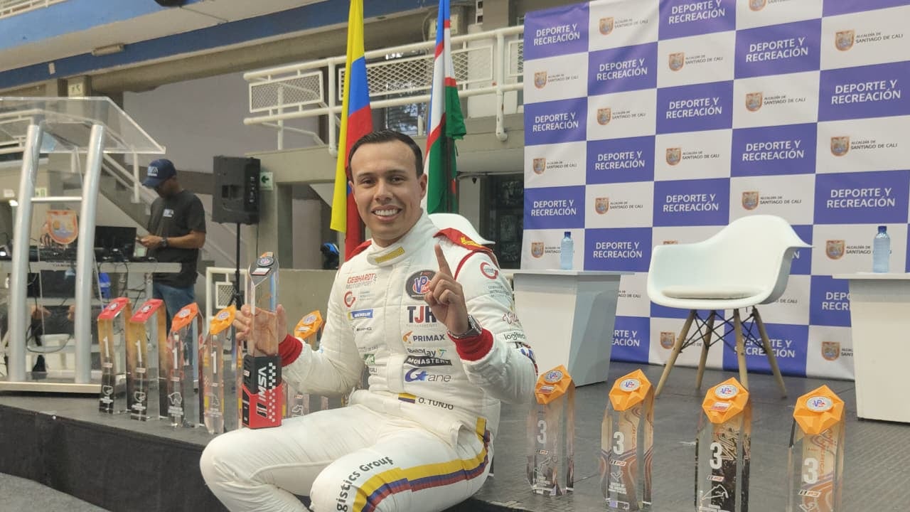 Óscar Tunjo posa con los trofeos que alcanzó esta temporada en el IMSA VP Racing SportsCar Challenge.