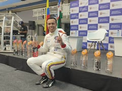 Óscar Tunjo posa con los trofeos que alcanzó esta temporada en el IMSA VP Racing SportsCar Challenge.