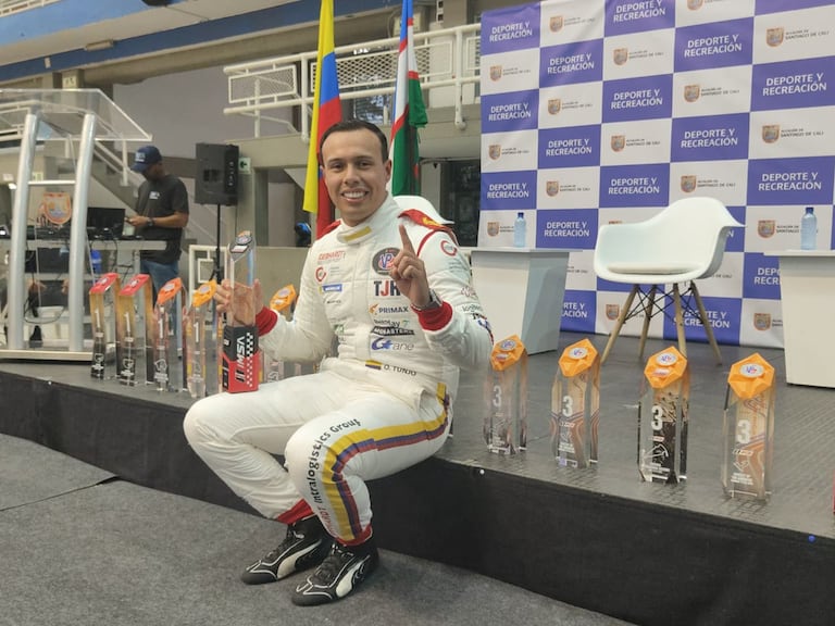 Óscar Tunjo posa con los trofeos que alcanzó esta temporada en el IMSA VP Racing SportsCar Challenge.