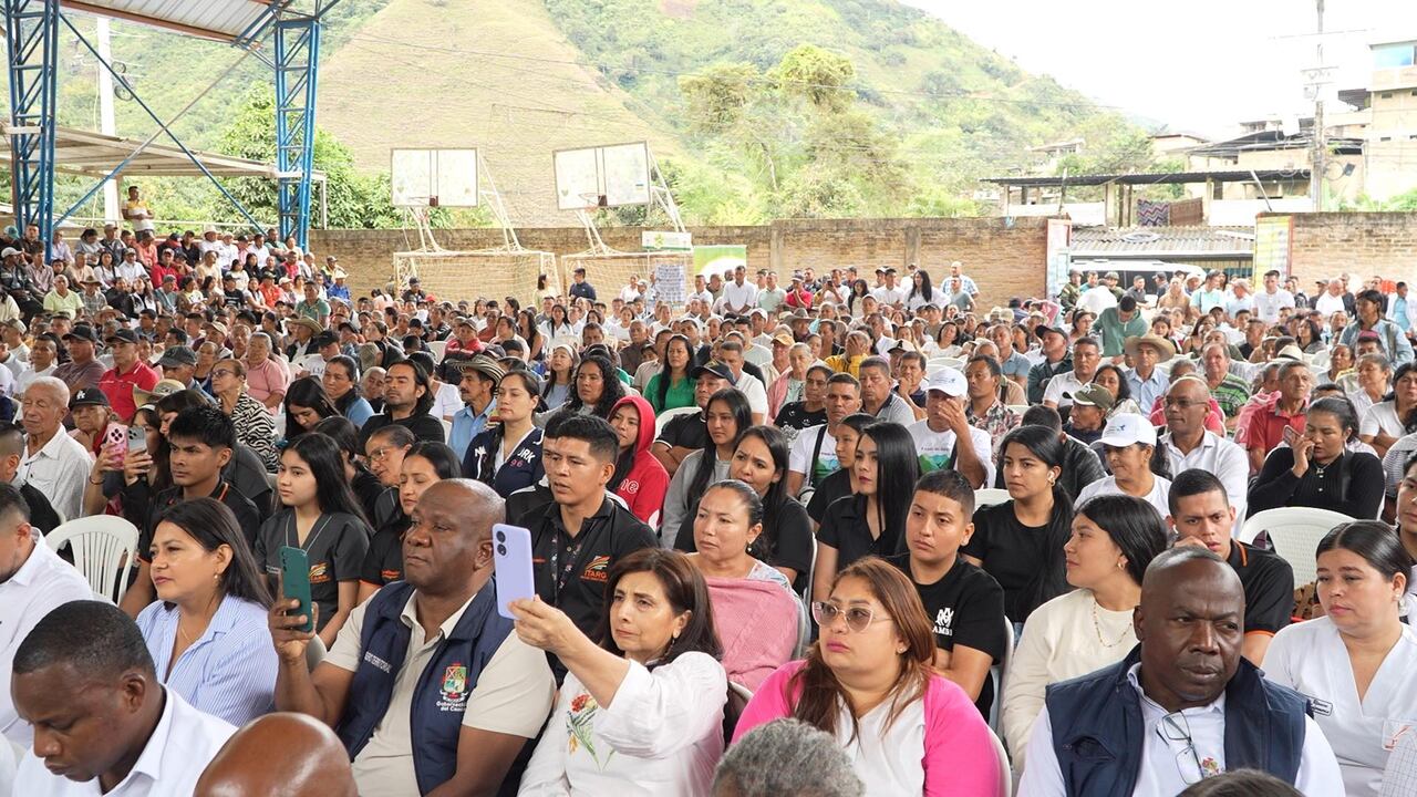 Entregada de poliderpotivo en Argelia, Cauca.
