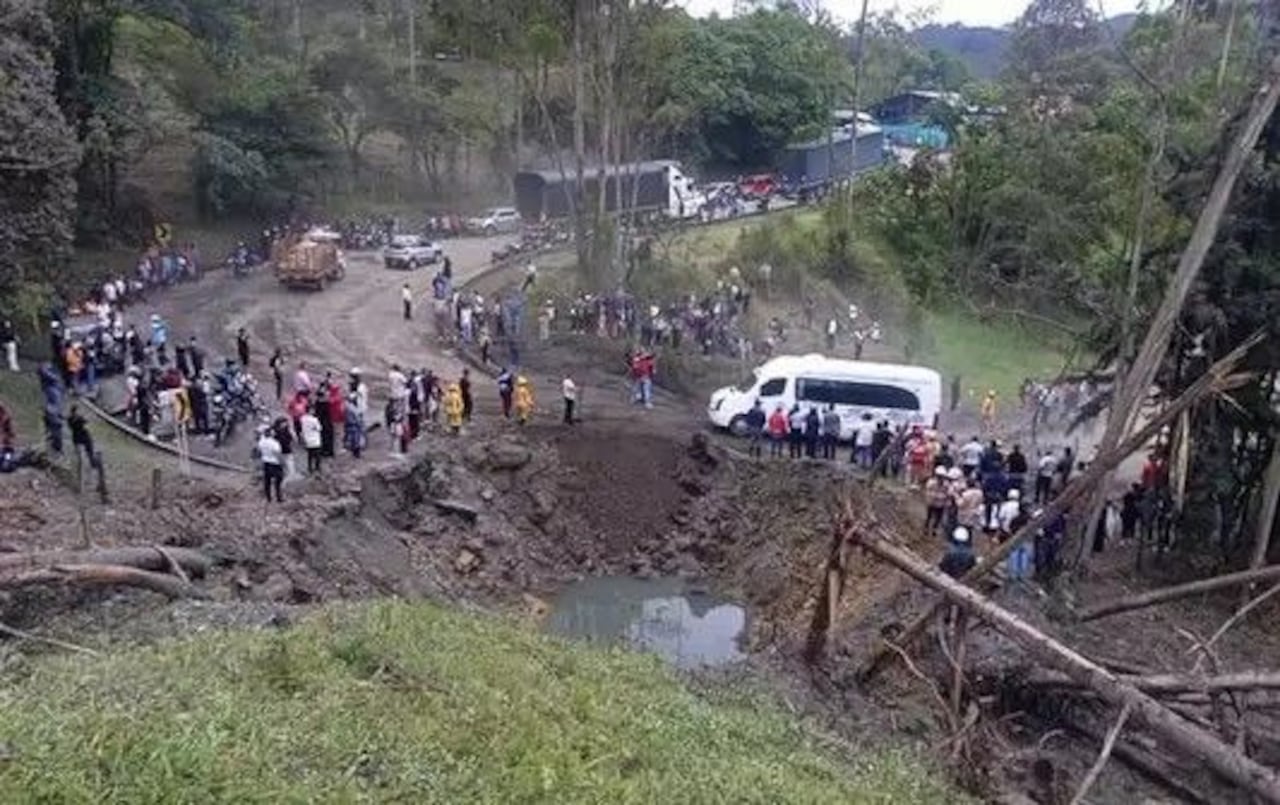 Largas filas de vehículos permanecen detenidas en el sector de Las Piedras, en la vía entre Popayán y Pasto, tras el ataque con explosivos.
