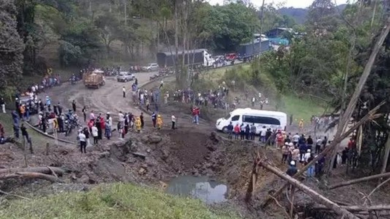 Largas filas de vehículos permanecen detenidas en el sector de Las Piedras, en la vía entre Popayán y Pasto, tras el ataque con explosivos.