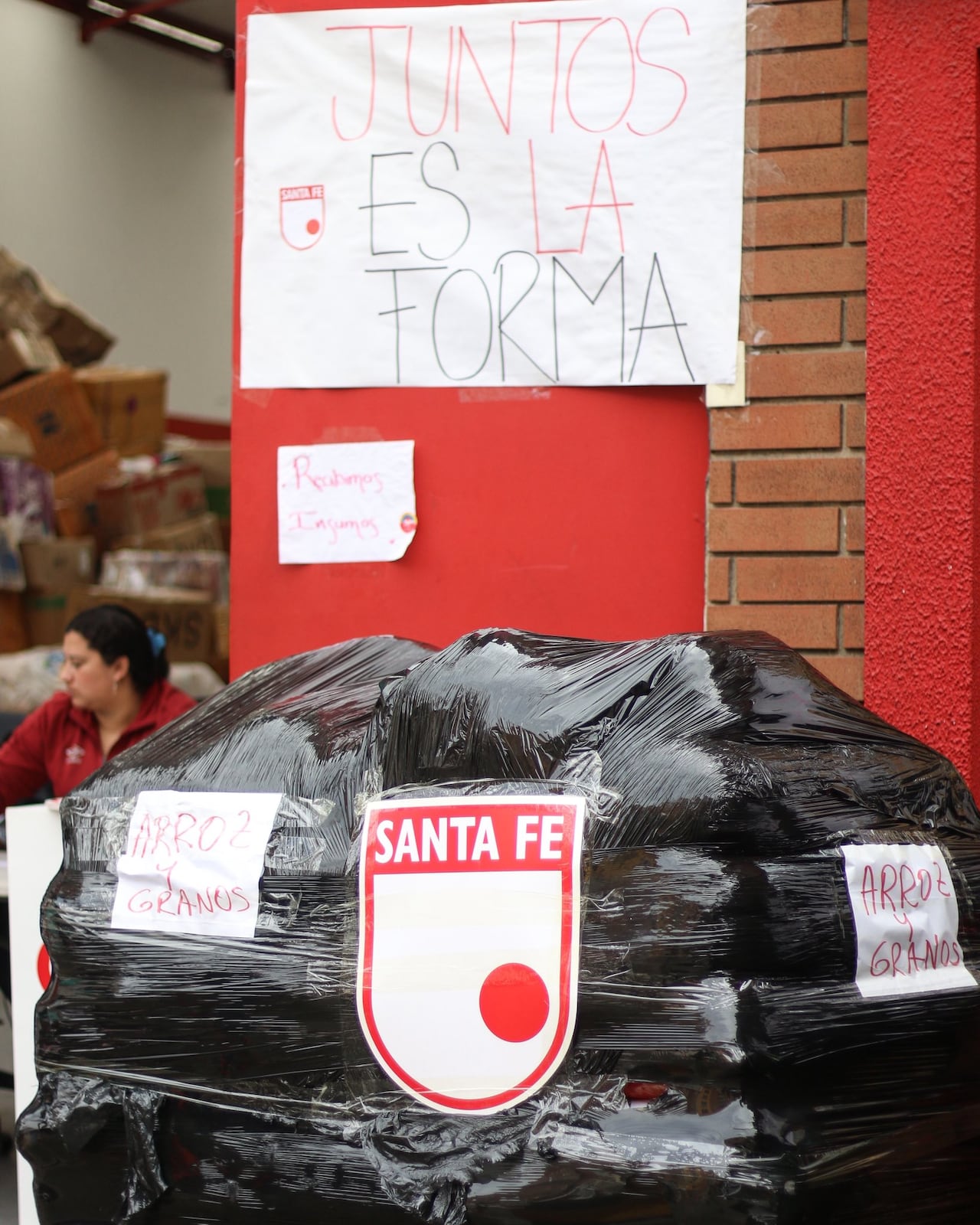 Independiente Santa Fe envió varias toneladas de ayuda humanitaria a los afectados por el terremoto.