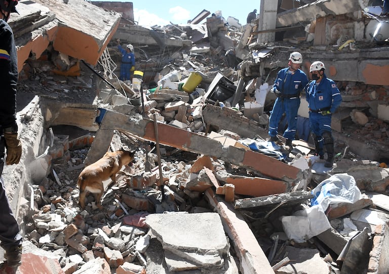 Terremoto en Cali, edificio Torres del Limonar en el sur de la ciudad, con magnitud 7.2 de escala de Richter, epicentro en San José del Palmar en Choco, Foto José L Guzmán. El País.
