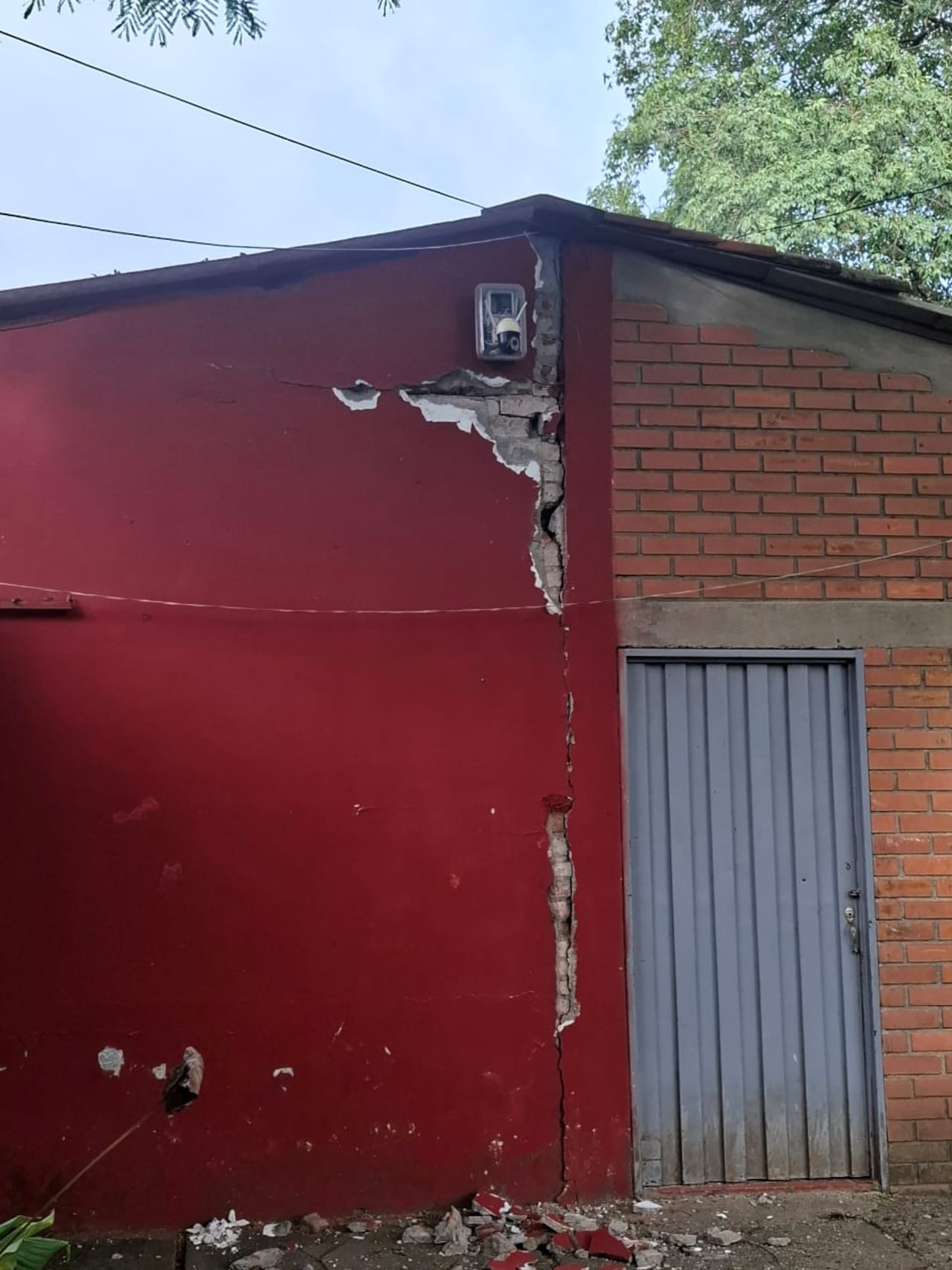 Bloque de fachada roja de la Escuela Normal Nacional Jorge Isaacs, la sección más golpeada y con orden de demolición.