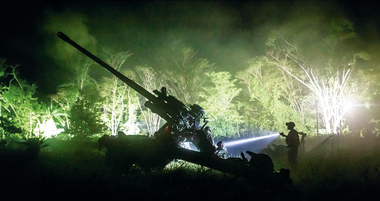 El Ejército lanza morteros en la noche contra las Farc y el ELN para tratar de controlar una guerra que parece desbordada.