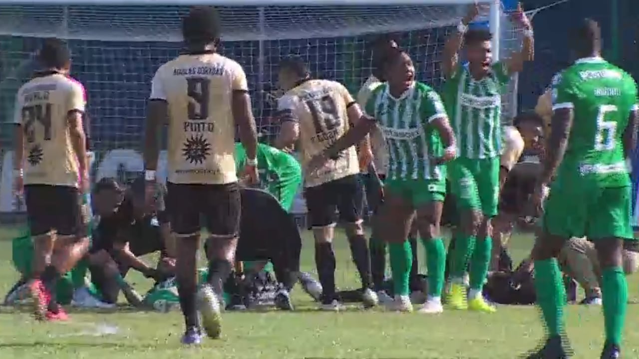 Jugadores de Atlético Nacional piden con urgencia la asistencia médica para el jugador Cristian 'Chicho' Arango.