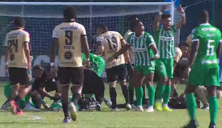 Jugadores de Atlético Nacional piden con urgencia la asistencia médica para el jugador Cristian 'Chicho' Arango.