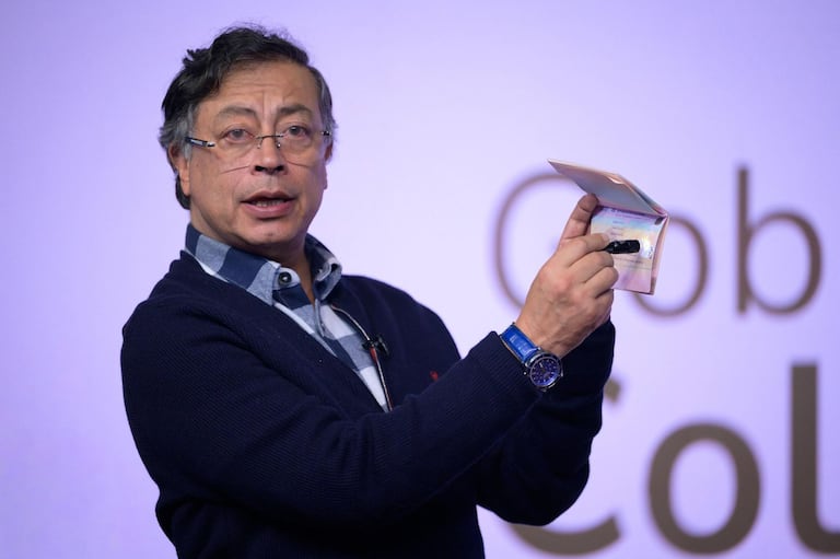 Presidente Gustavo Petro presenta nuevo pasaporte colombiano.