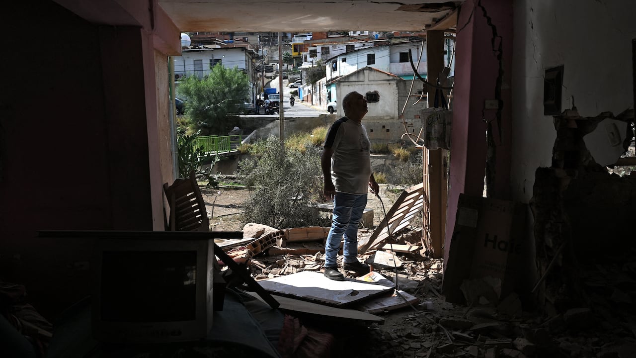 Muchas viviendas fueron afectadas en diferentes puntos de Venezuela. En la fotografía se observan los escombros de una casa en Catia La Mar, estado de La Guaira.