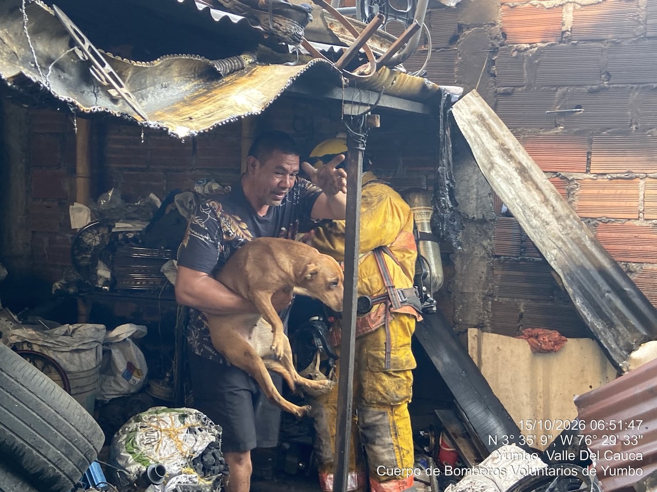 El incendio se registró en una bodega de carbón natural.