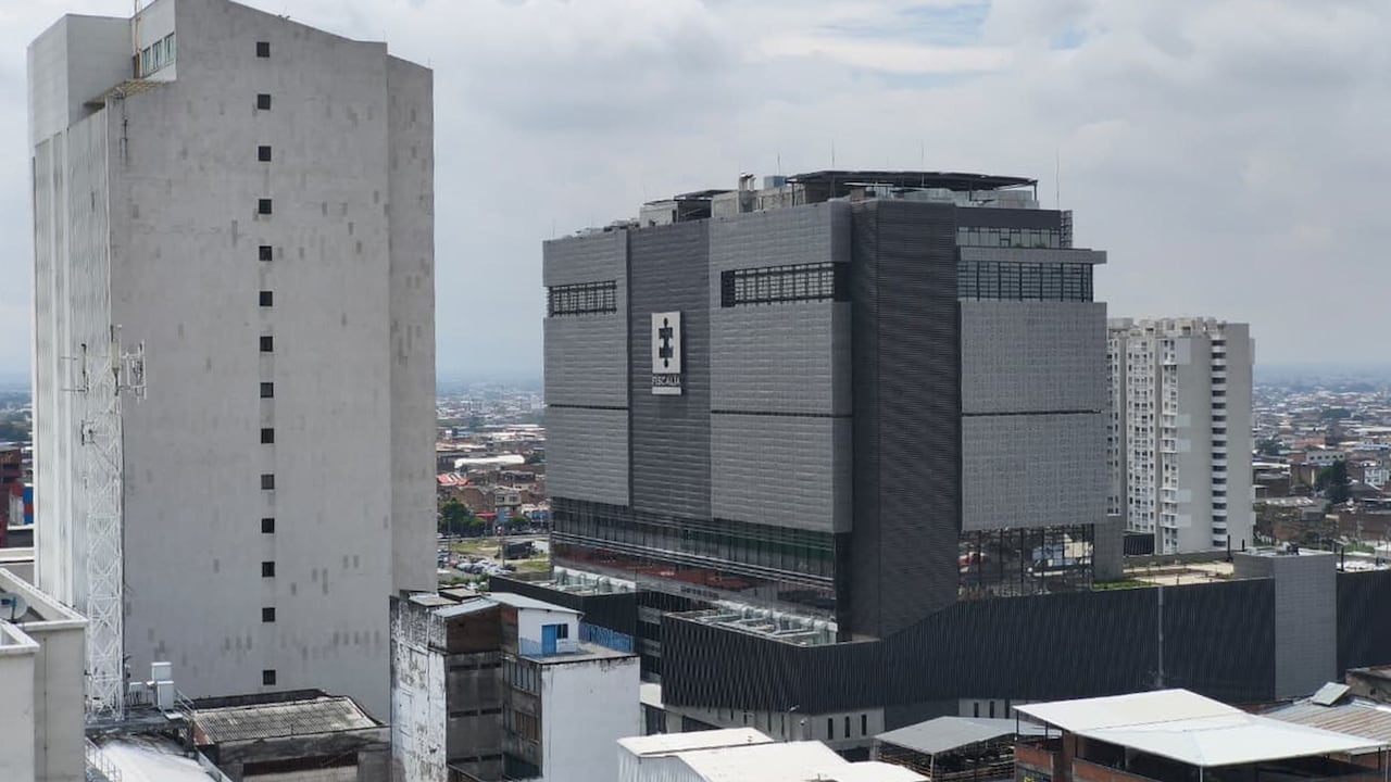 Centro de Cali, se observa el bunker de la fiscalía y el palacio de justicia Pedro Elías Serrano, las torres de la iglesia de Santa Rosa y el sur de la ciudad.
