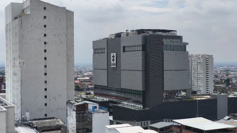 Centro de Cali, se observa el bunker de la fiscalía y el palacio de justicia Pedro Elías Serrano, las torres de la iglesia de Santa Rosa y el sur de la ciudad.