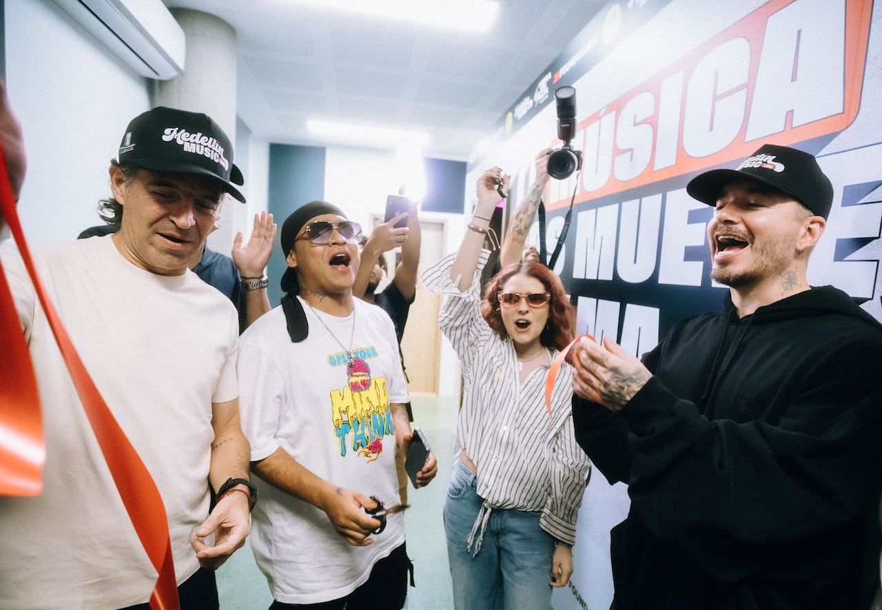 Federico Gutiérrez, alcalde de Medellín, junto a J Balvin en la inauguración del nuevo estudio de grabación musical gratuito de la ciudad.