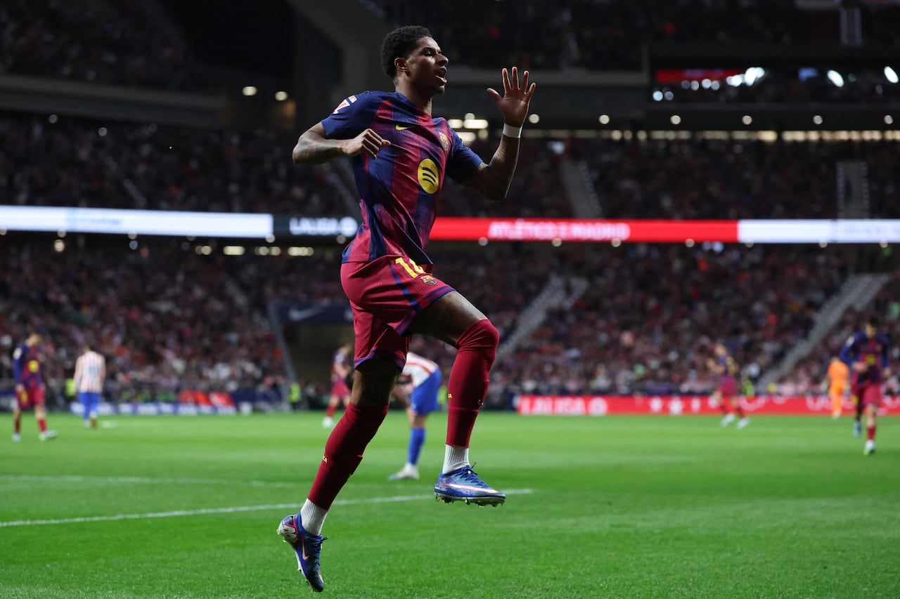 El delantero inglés del Barcelona, Marcus Rashford, número 14, celebra el primer gol de su equipo durante el partido de la liga española entre el Club Atlético de Madrid y el FC Barcelona en el Estadio Metropolitano de Madrid el 4 de abril de 2026. (Foto de Pierre-Philippe MARCOU / AFP)
