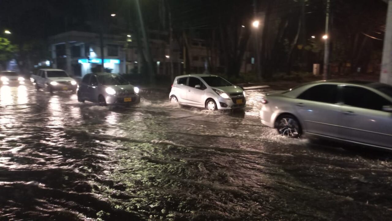 La Avenida 6ta norte presentó inundaciones menores en la vía por donde los vehículos circulaban con precaución.