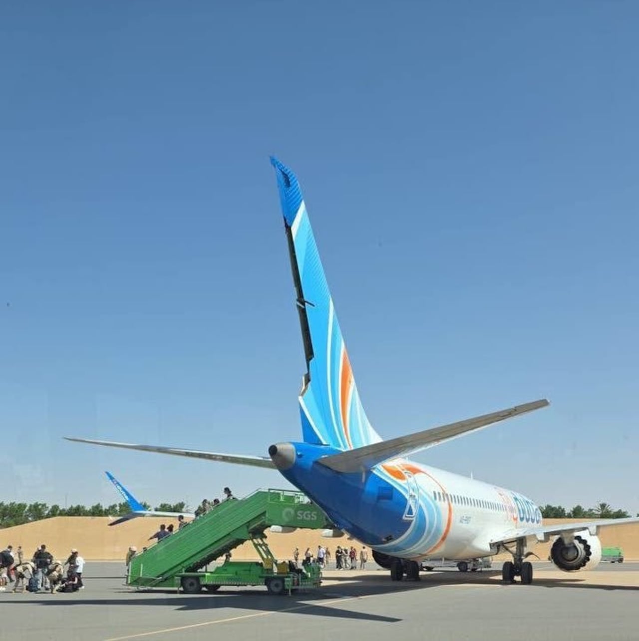 Momento en el que los pasajeros del vuelo de FlyDubai bajan del avión tras el incidente.