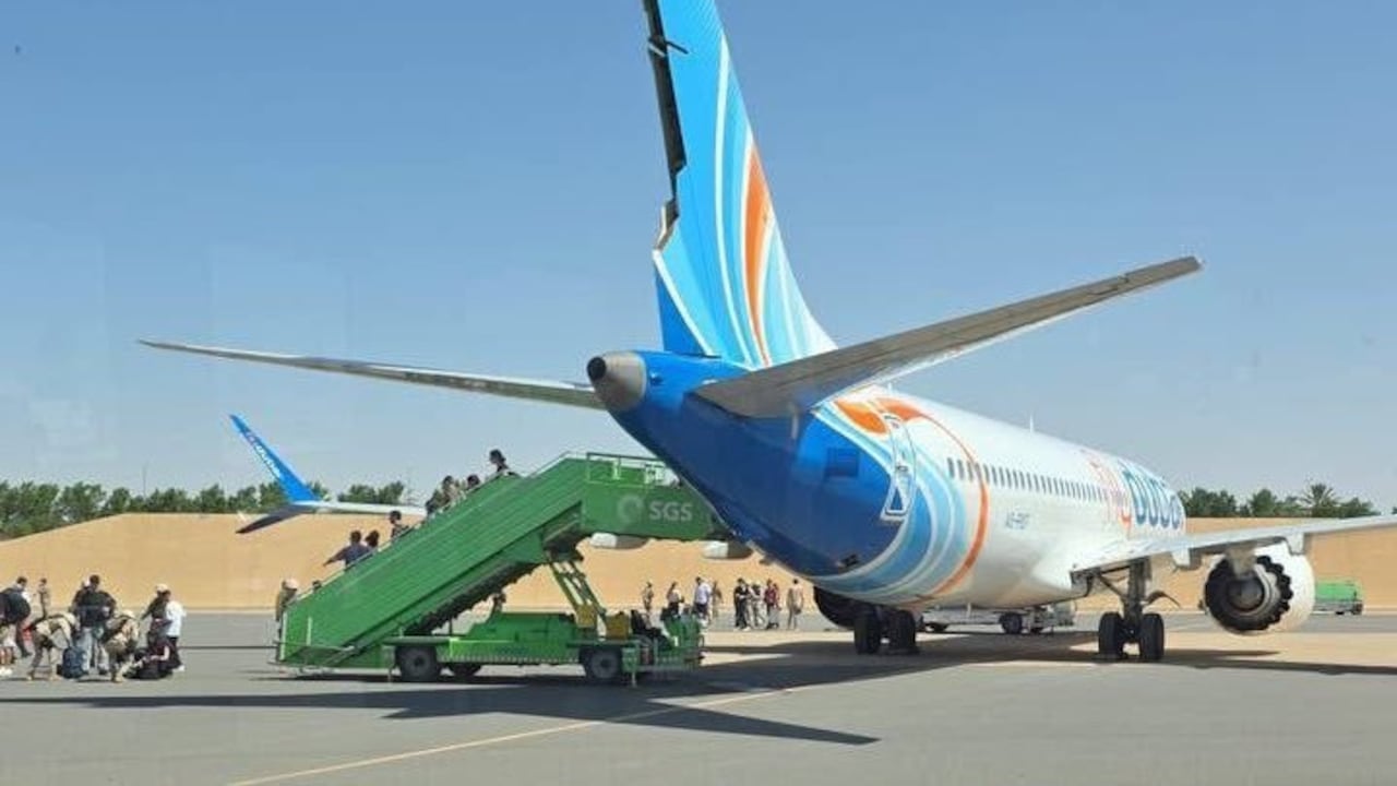 Momento en el que los pasajeros del vuelo de FlyDubai bajan del avión tras el incidente.