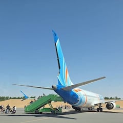 Momento en el que los pasajeros del vuelo de FlyDubai bajan del avión tras el incidente.